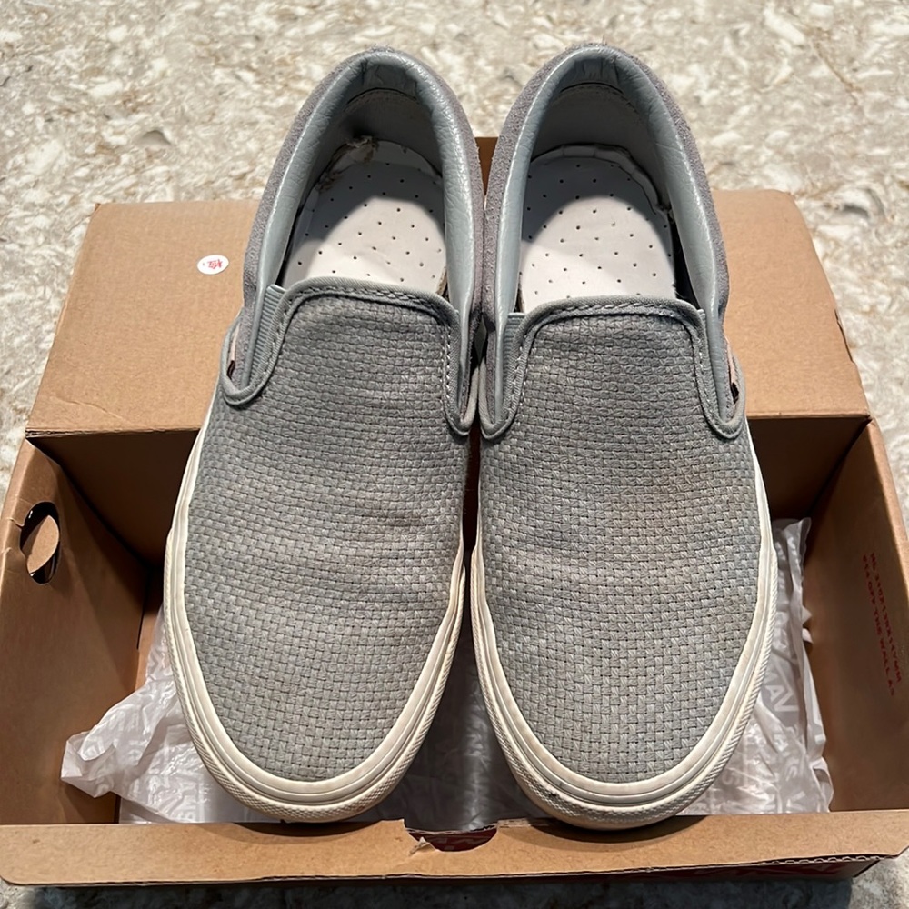 Women’s 7.5 classic slip on Vans